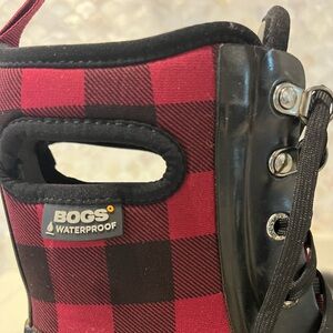 BOGS waterproof Sydney lights up boots, youth size 4 shiny black, rainy day fun